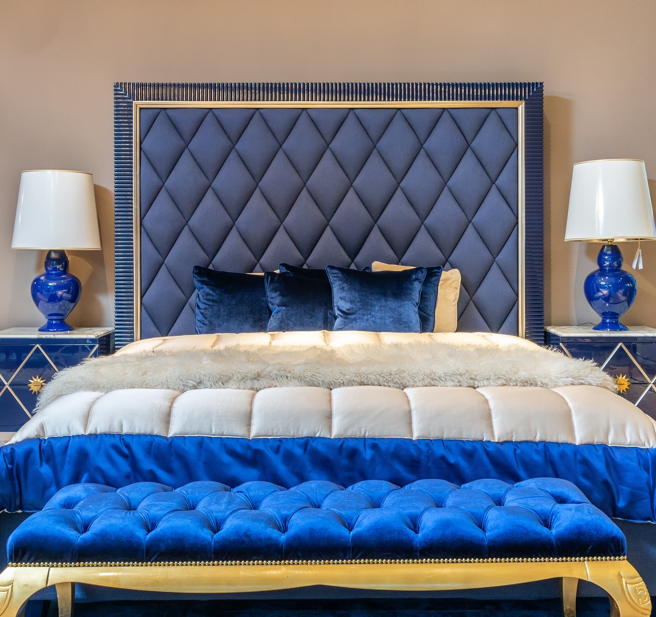 Современные спальни — варианты стильного и уютного дизайна (125 фото-идей)