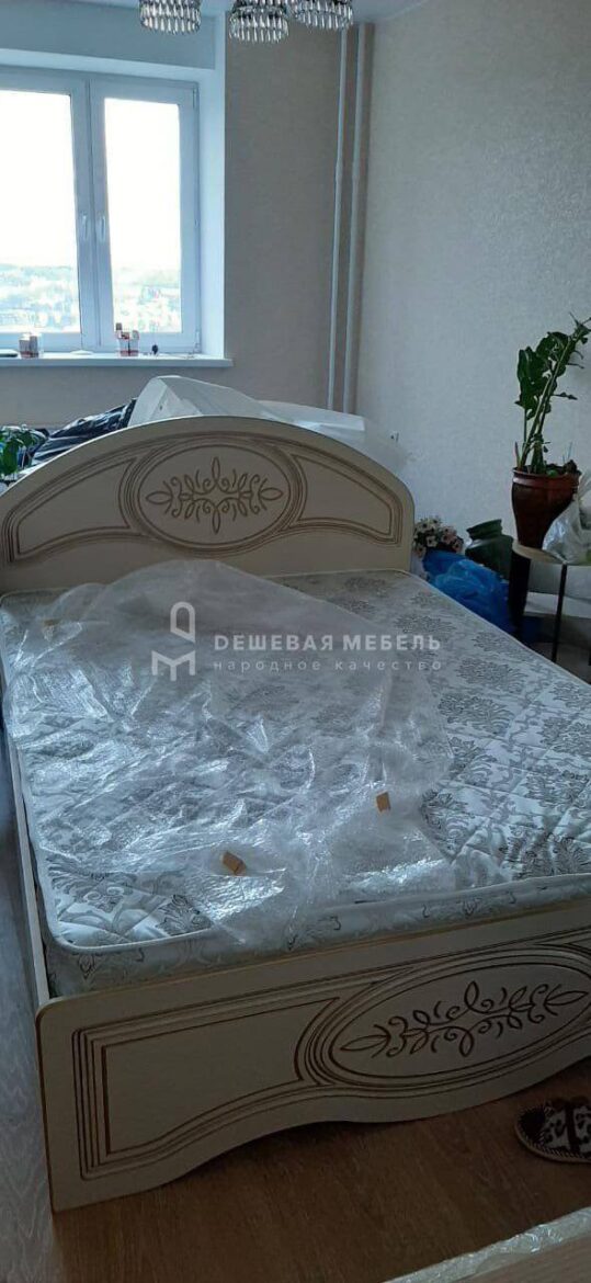 Кровать в классическом стиле в белом цвете для спальни
